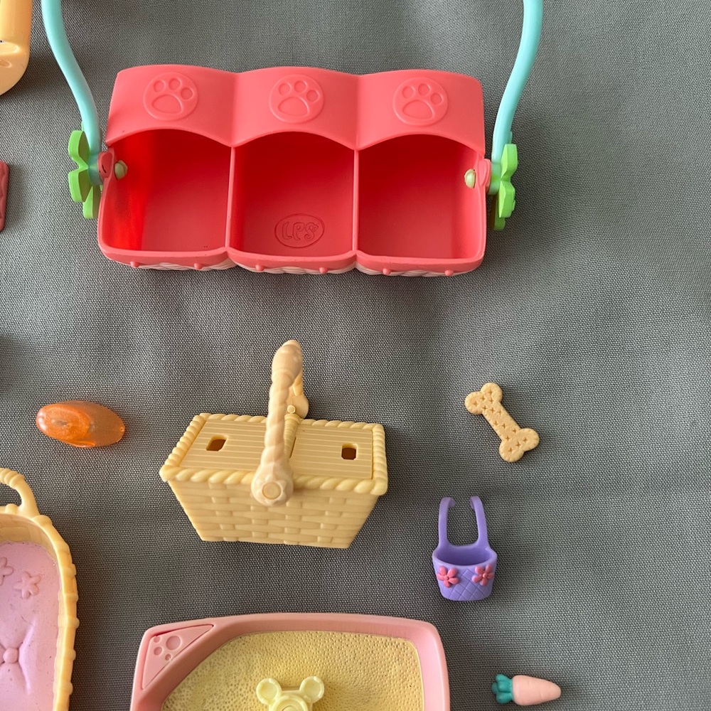 Littlest Pet Shop Lot of Accessories and Replacement Parts - Picture 2 of 4